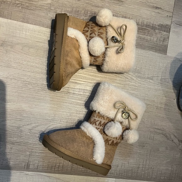 MICHAEL Michael Kors Other - Michael Michael Kors toddler boots fur charm tan warm size 5 toddler